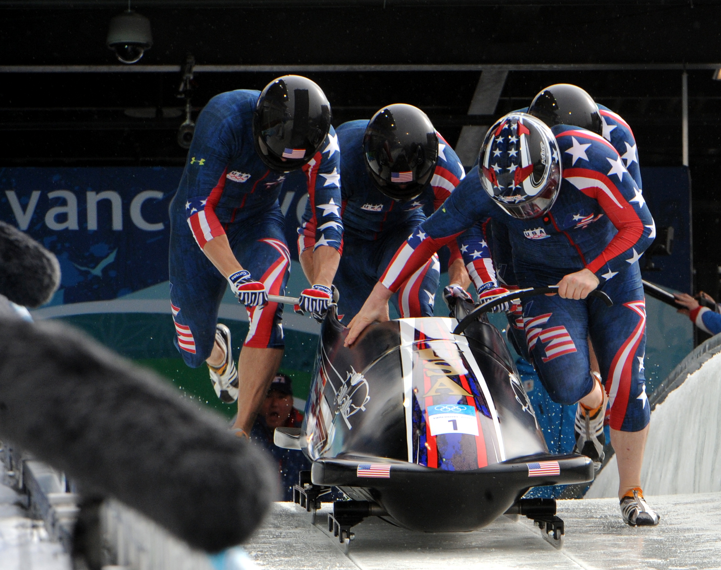 USA1_in_heat_3_of_4_man_bobsleigh_at_2010_Winter_Olympics_20100227